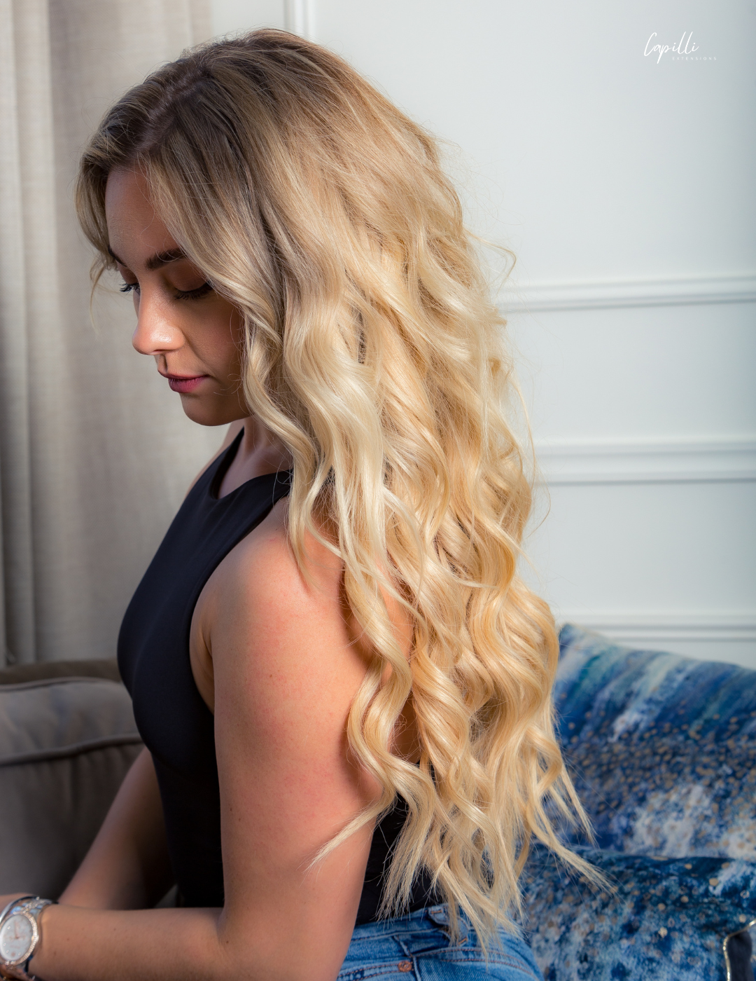 Model met lange steile clip in extensions in blond haar