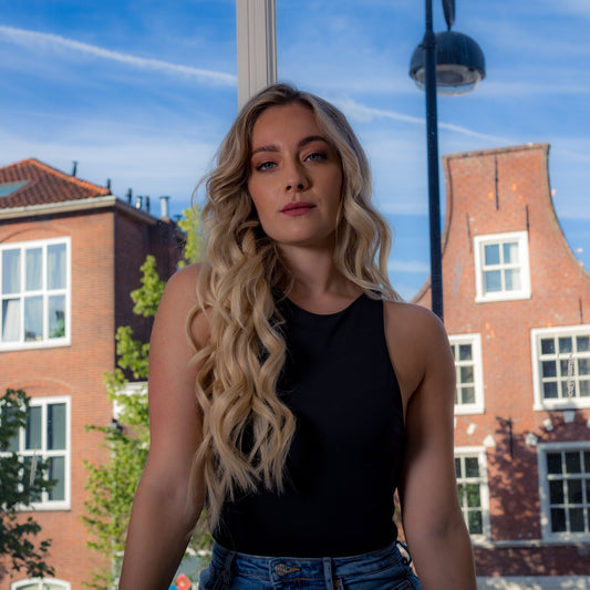 Model met lange en volle wire extensions in blond haar