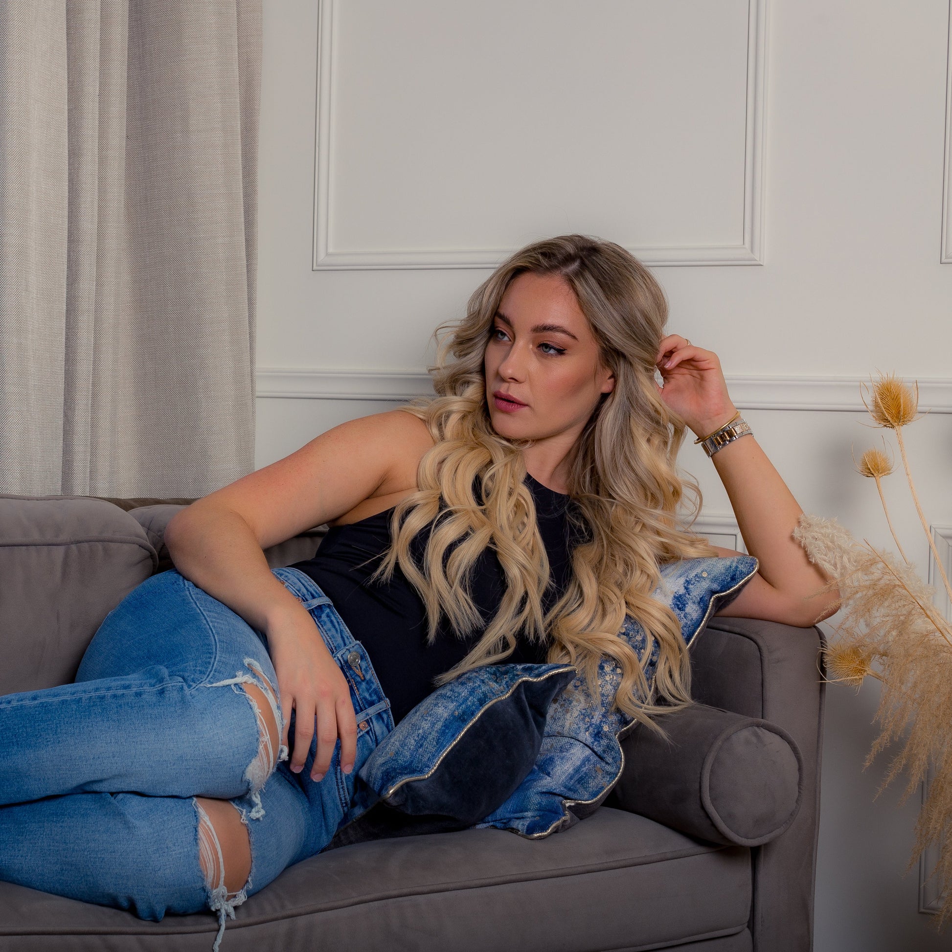 Model met lange en volle blonde tape extensions in natuurlijk haar