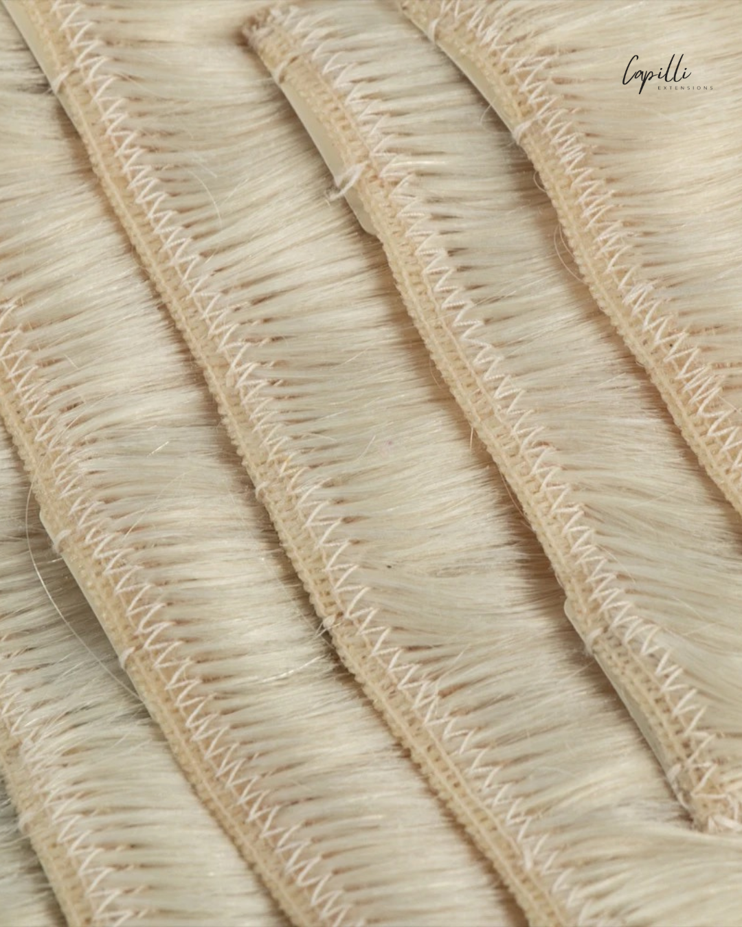 Close-up clip in extensions met stevige clips in blond