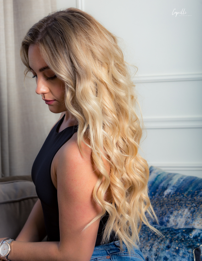 Model met lange steile clip in extensions in blond haar