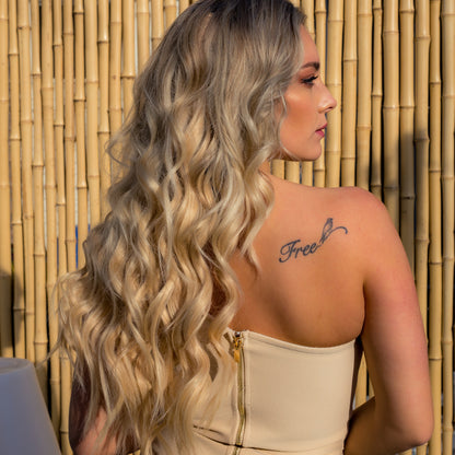 Model met lange, volle genius weave extensions in natuurlijk haar