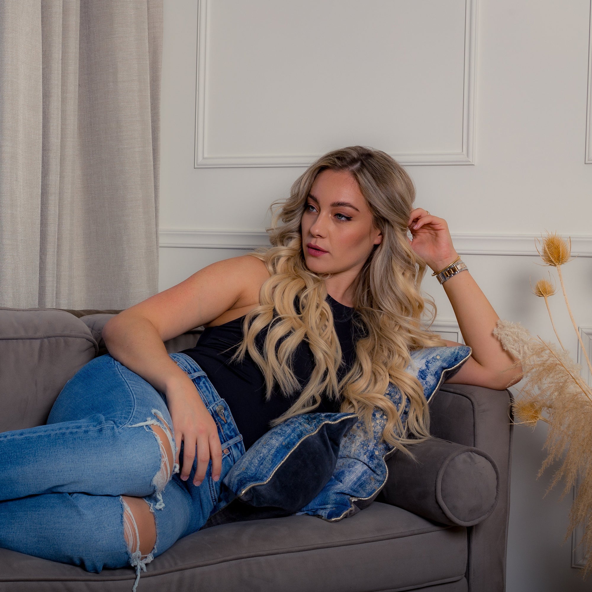 Model met lange en volle blonde tape extensions in natuurlijk haar