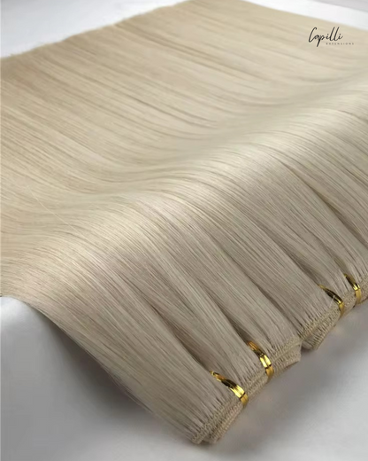 Close-up bundel triple weave extensions in blond steil haar