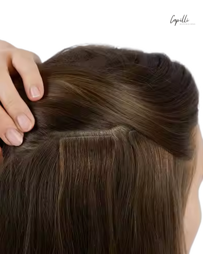 Close-up invisible tape extensions naadloos bevestigd bij de aanzet